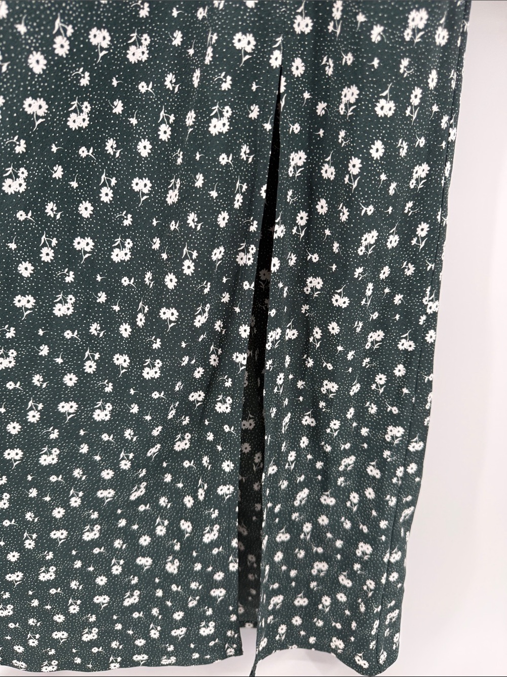 Kittenish Green and White V-Neck Bishop Sleeve Sundress - Picture 4 of 9